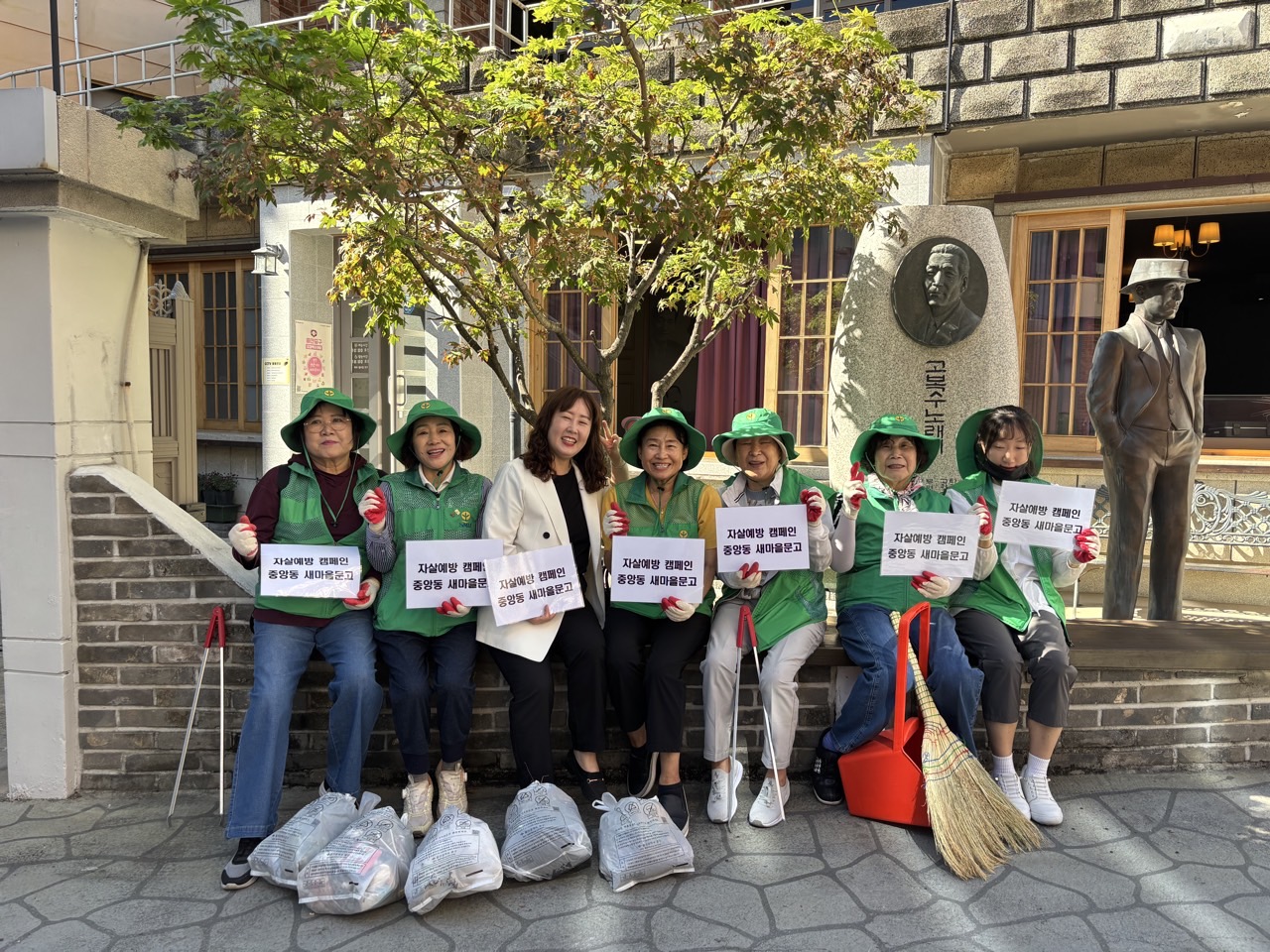 중앙동 새마을문고회, 성남동 똑딱길 일대에서 환경정비 봉사활동 실시 원문 제공 이미지